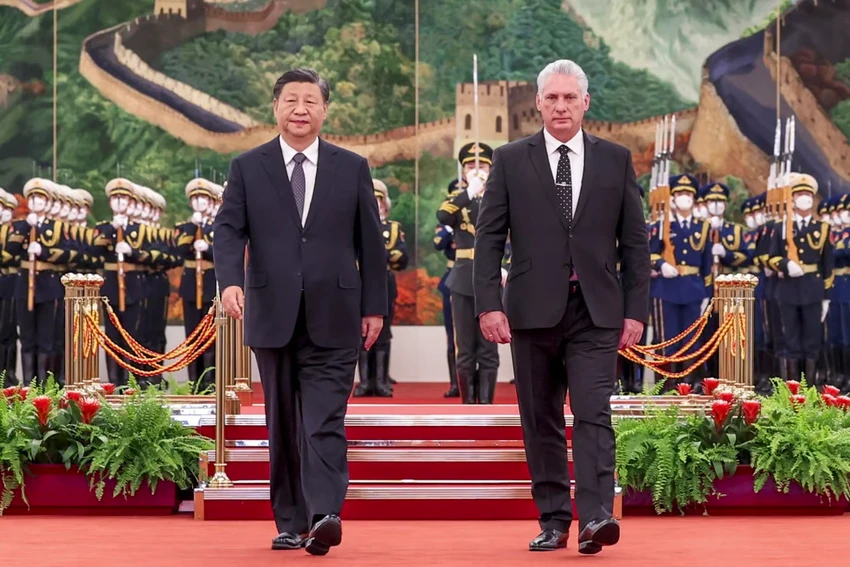 Chủ tịch Trung Quốc Tập Cận Bình (trái) và Chủ tịch Cuba - ông Miguel Diaz-Canel tại Bắc Kinh tại Bắc Kinh hồi năm 2022. Ảnh: TÂN HOA XÃ