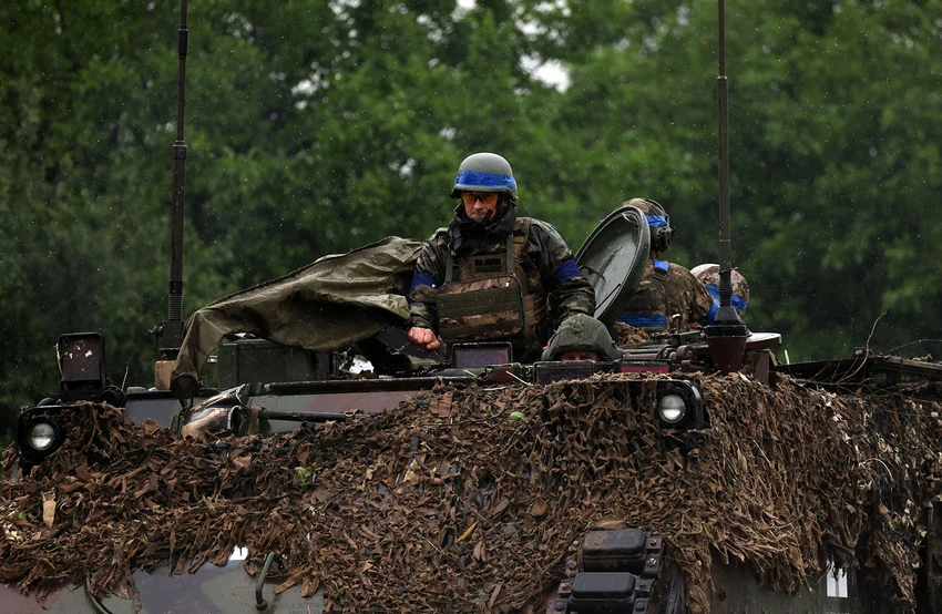 Binh sĩ Ukraine lái xe tăng tại Zaporizhia ngày 11-6. Ảnh: AFP