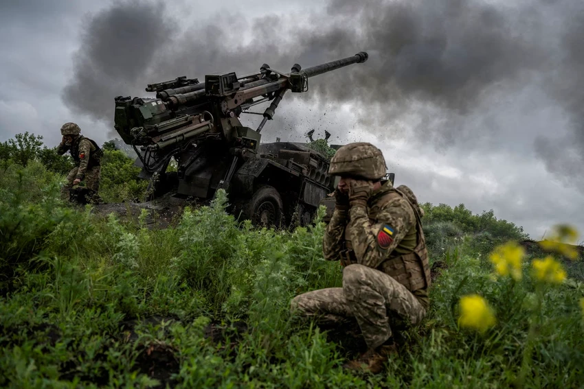 Binh sĩ Ukraine khai hoả pháo tự hành Caesar về phía quân đội Nga gần TP Avdiivka (tỉnh Donetsk) ngày 31-5. Ảnh: REUTERS Binh sĩ Ukraine khai hoả pháo tự hành Caesar về phía quân đội Nga gần TP Avdiivka (tỉnh Donetsk) ngày 31-5. Ảnh: REUTERS