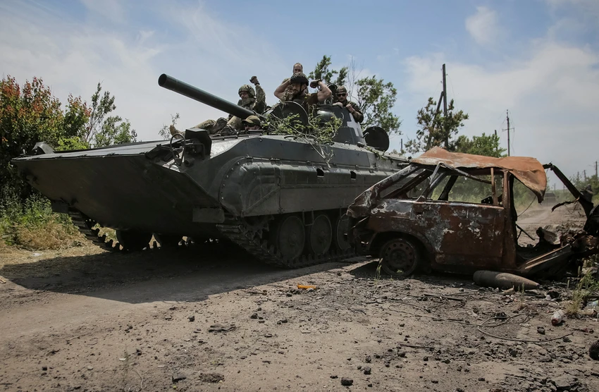 Binh sĩ Ukraine lái xe chiến đấu bộ binh BMP-1 gần tiền tuyến ở làng Neskuchne (tỉnh Donetsk) ngày 13-6. Ảnh: REUTERS Binh sĩ Ukraine lái xe chiến đấu bộ binh BMP-1 gần tiền tuyến ở làng Neskuchne (tỉnh Donetsk) ngày 13-6. Ảnh: REUTERS