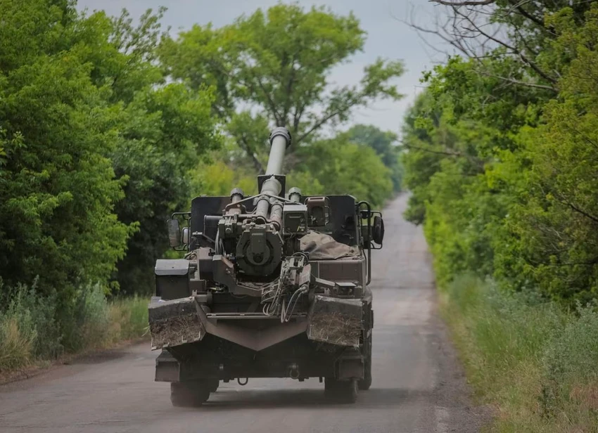 Một khẩu pháo tự hành Caesar của Ukraine gần chiến tuyến tỉnh Donetsk ngày 14-6. Ảnh: REUTERS Một khẩu pháo tự hành Caesar của Ukraine gần chiến tuyến tỉnh Donetsk ngày 14-6. Ảnh: REUTERS