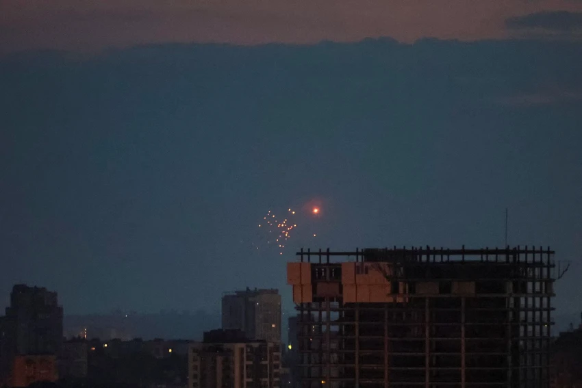 UAV Nga phát nổ trên bầu trời thủ đô Kiev tối 20-6. Ảnh: REUTERS UAV Nga phát nổ trên bầu trời thủ đô Kiev tối 20-6. Ảnh: REUTERS