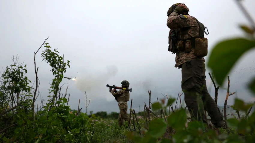 Binh sĩ Ukraine bắn súng phóng lựu về phía Nga tại tiền tuyến Bakhmut ngày 17-6. Ảnh: AFP Binh sĩ Ukraine bắn súng phóng lựu về phía Nga tại tiền tuyến Bakhmut ngày 17-6. Ảnh: AFP