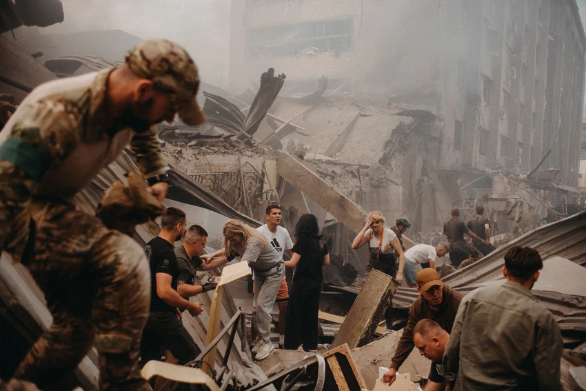 Đống đổ nát ở TP Kramatorsk sau đợt oanh tạc của Nga. Ảnh: GETTY IMAGES Kramatorsk