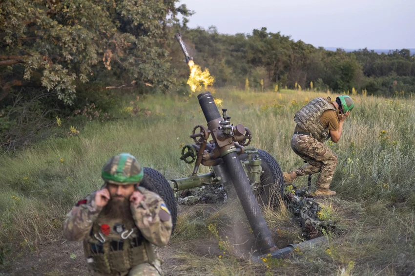 Binh sĩ Ukraine khai hoả súng cối cỡ nòng 122 mm về phía quân Nga tại tiền tuyến Donetsk ngày 2-7. Ảnh: AP