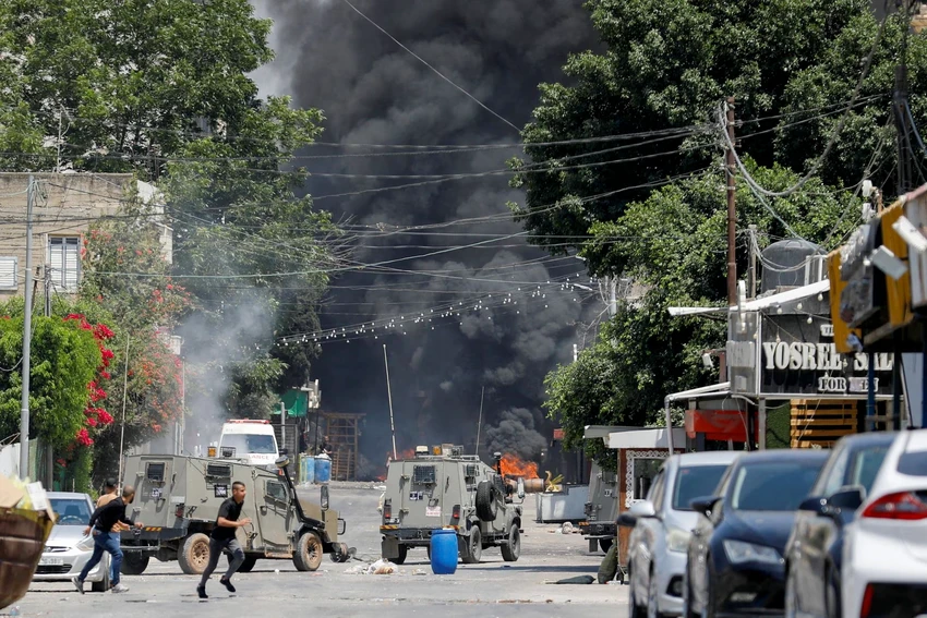 Người dân Palestine tìm nơi ẩn nấp khi phía Israel không kích TP Jenin ngày 3-7. Ảnh: REUTERS Người dân Palestine tìm nơi ẩn nấp khi phía Israel không kích TP Jenin ngày 3-7. Ảnh: REUTERS