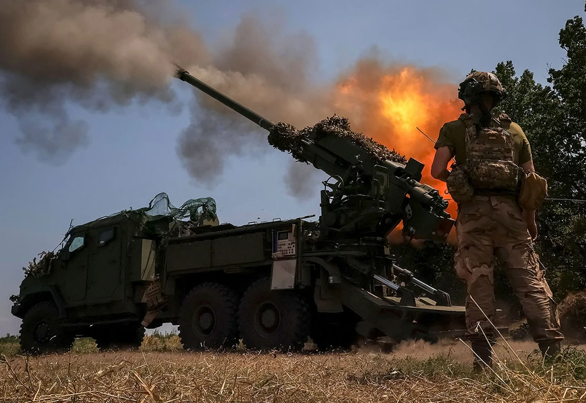 Binh sĩ Ukraine khai hoả pháo tự hành về phía quân Nga tại Bakhmut ngày 5-7. Ảnh: REUTERS