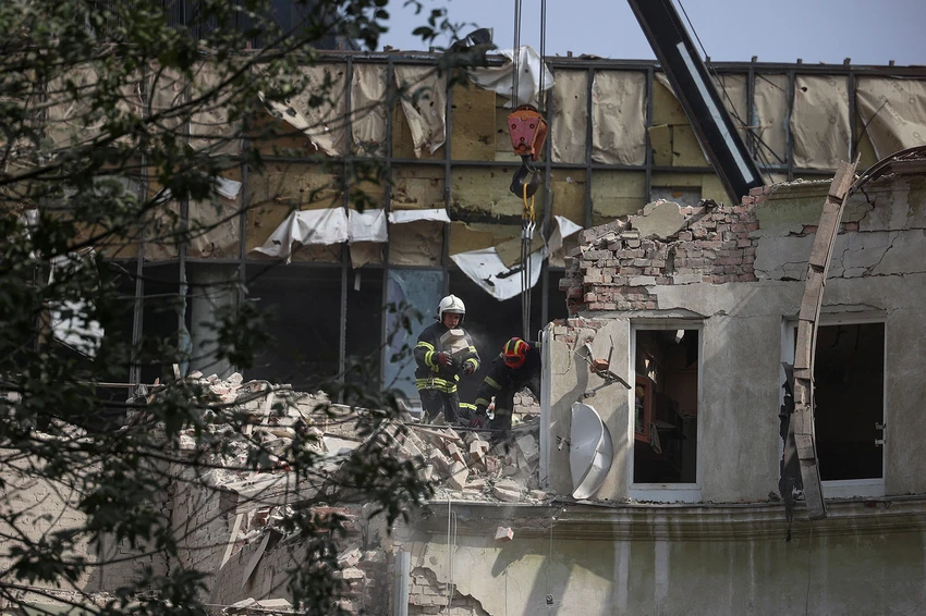 Đống đổ nát sau trận pháo kích của Nga ở TP Lviv đêm 6-7. Ảnh: REUTERS Đống đổ nát sau trận pháo kích của Nga ở TP Lviv đêm 6-7. Ảnh: REUTERS
