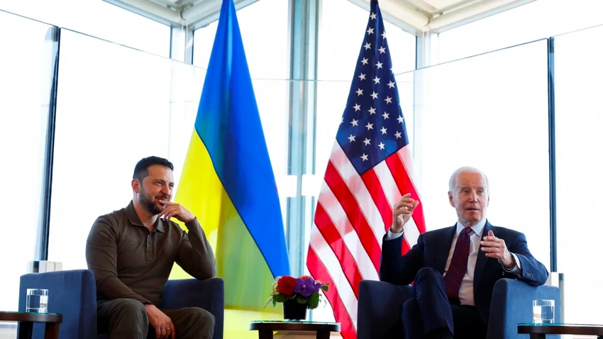 Tổng thống Mỹ Joe Biden (phải) và Tổng thống Ukraine - ông Volodymyr Zelensky. Ảnh: REUTERS Tổng thống Mỹ Joe Biden (phải) và Tổng thống Ukraine - ông Volodymyr Zelensky. Ảnh: REUTERS