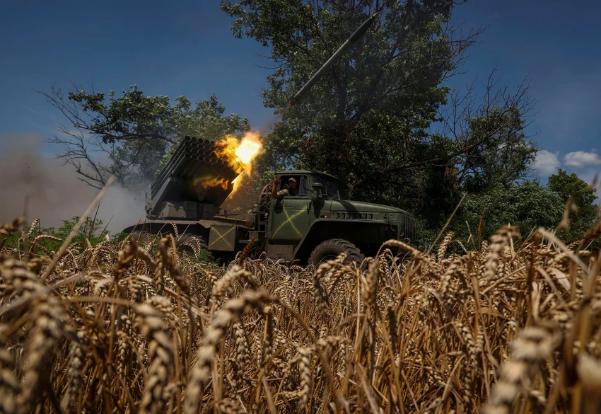 Binh sĩ Ukraine khai hoả hệ thống pháo phản lực bắn loạt BM-21 Grad về phía quân Nga tại Avdiivka ngày 18-7. Ảnh: REUTERS Binh sĩ Ukraine khai hoả hệ thống pháo phản lực bắn loạt BM-21 Grad về phía quân Nga tại Avdiivka ngày 18-7. Ảnh: REUTERS