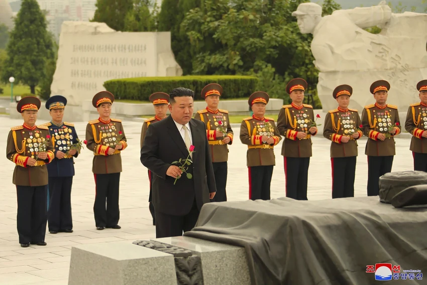Lãnh đạo Triều Tiên Kim Jong-un chuẩn bị dâng hoa tại một nghĩa trang liệt sĩ ở Bình Nhưỡng ngày 25-7 nhân dịp kỷ niệm 70 năm ký Hiệp định đình chiến trong chiến tranh Triều Tiên 1950-1953. Ảnh: KCNA Lãnh đạo Triều Tiên Kim Jong-un chuẩn bị dâng hoa tại một nghĩa trang liệt sĩ ở Bình Nhưỡng ngày 25-7 nhân dịp kỷ niệm 70 năm ký Hiệp định đình chiến trong chiến tranh Triều Tiên 1950-1953. Ảnh: KCNA