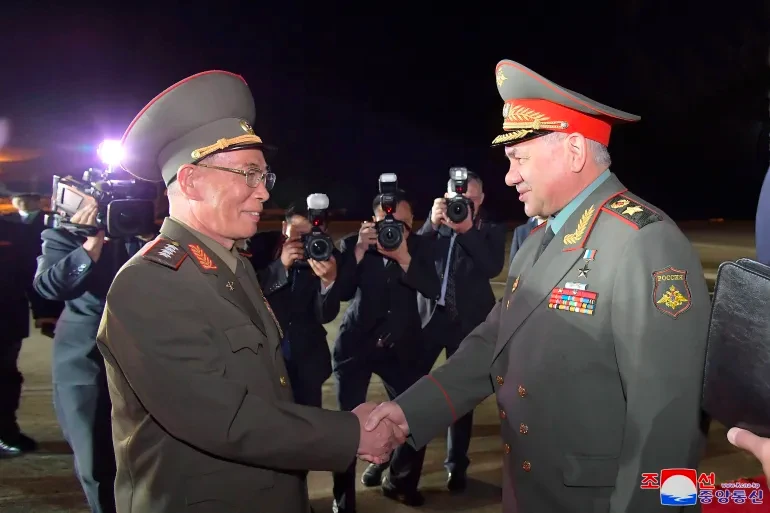 Bộ trưởng Quốc phòng Triều Tiên Kang Sun-nam (trái) đón Bộ trưởng Quốc phòng Nga Sergei Shoigu tại sân bay quốc tế Bình Nhưỡng ngày 25-7. Ảnh: KCNA Bộ trưởng Quốc phòng Triều Tiên Kang Sun-nam (trái) đón Bộ trưởng Quốc phòng Nga Sergei Shoigu tại sân bay quốc tế Bình Nhưỡng ngày 25-7. Ảnh: KCNA