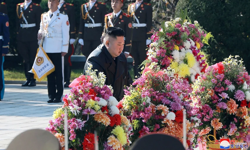 Lãnh đạo Triều Tiên Kim Jong-un ngày 25-7 đặt vòng hoa tưởng niệm lính Trung Quốc tử trận trong chiến tranh Triều Tiên. Ảnh: KCNA Lãnh đạo Triều Tiên Kim Jong-un ngày 25-7 đặt vòng hoa tưởng niệm lính Trung Quốc tử trận trong chiến tranh Triều Tiên. Ảnh: KCNA