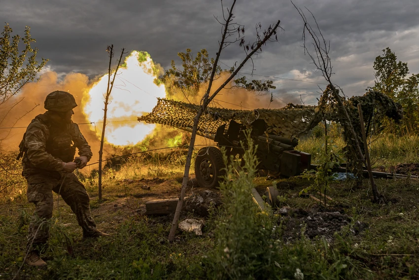 Binh sĩ Ukraine bắn pháo về phía quân Nga tại Bakhmut ngày 22-7. Ảnh: GETTY IMAGES Binh sĩ Ukraine bắn pháo về phía quân Nga tại Bakhmut ngày 22-7. Ảnh: GETTY IMAGES