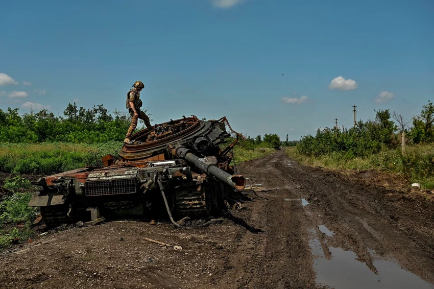 Binh sĩ Ukraine kiểm tra một chiếc xe tăng Nga bị phá huỷ tại tỉnh Zaporizhia ngày 21-7. Ảnh: REUTERS Binh sĩ Ukraine kiểm tra một chiếc xe tăng Nga bị phá huỷ tại tỉnh Zaporizhia ngày 21-7. Ảnh: REUTERS