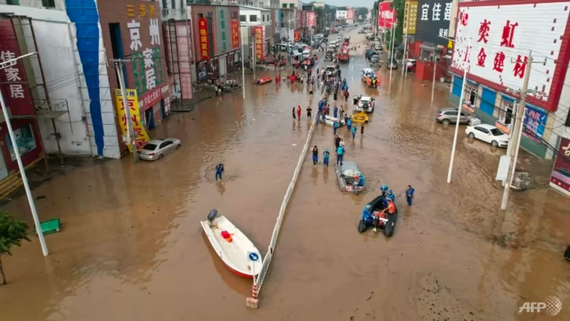 Mưa lớn gây ngập lụt nghiêm trọng ở TP Bảo Định (Trung Quốc) ngày 2-8. Ảnh: AFP Mưa lớn gây ngập lụt nghiêm trọng ở TP Bảo Định (Trung Quốc) ngày 2-8. Ảnh: AFP