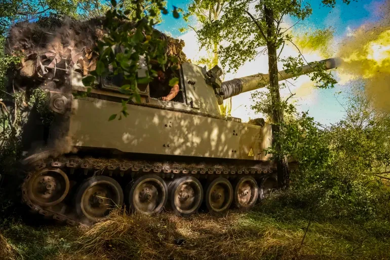 Binh sĩ Ukraine bắn pháo tự hành M109 về phía quân đội Nga ở Donetsk ngày 7-8. Ảnh: REUTERS Binh sĩ Ukraine bắn pháo tự hành M109 về phía quân đội Nga ở Donetsk ngày 7-8. Ảnh: REUTERS