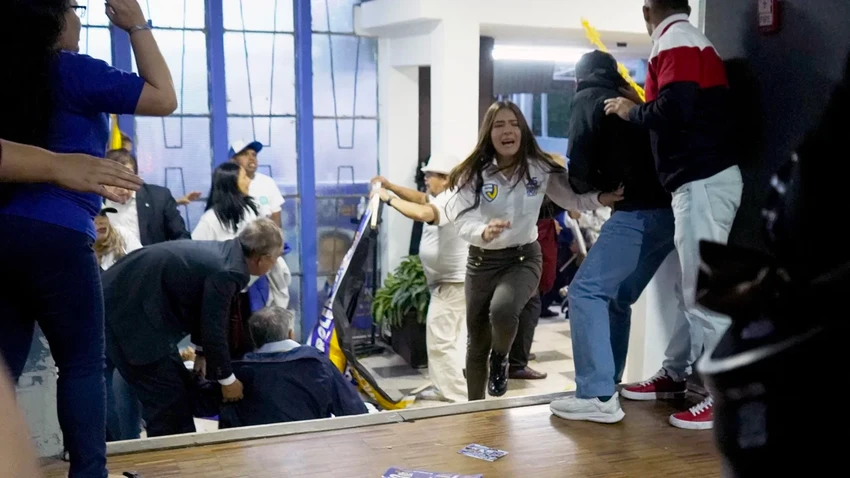 Người dân chạy tìm nơi ẩn nấp sau khi ứng viên tổng thống Ecuador - ông Fernando Villavicencio bị bắn ngày 9-8. Ảnh: AFP