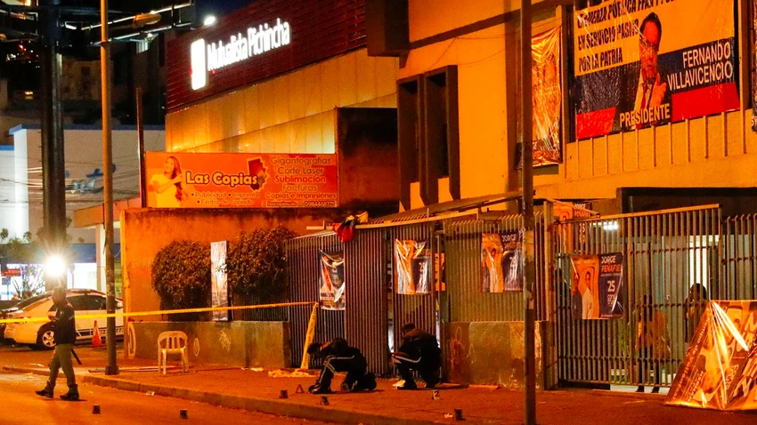 Cảnh sát phong toả khu vực xảy ra vụ ám sát ông Fernando Villavicencio - ứng viên tổng thống Ecuador. Ảnh: REUTERS