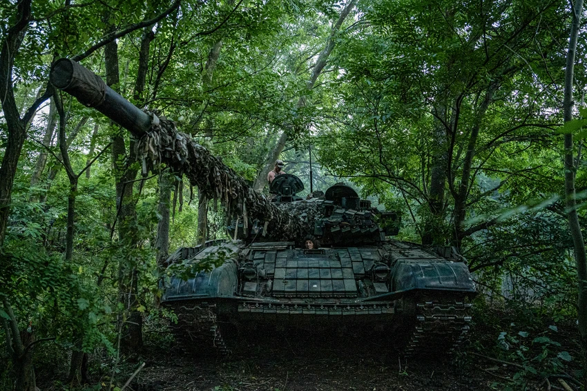 Binh sĩ Ukraine kiểm tra xe tăng tại tiền tuyến Donetsk ngày 8-8. Ảnh: GETTY IMAGES