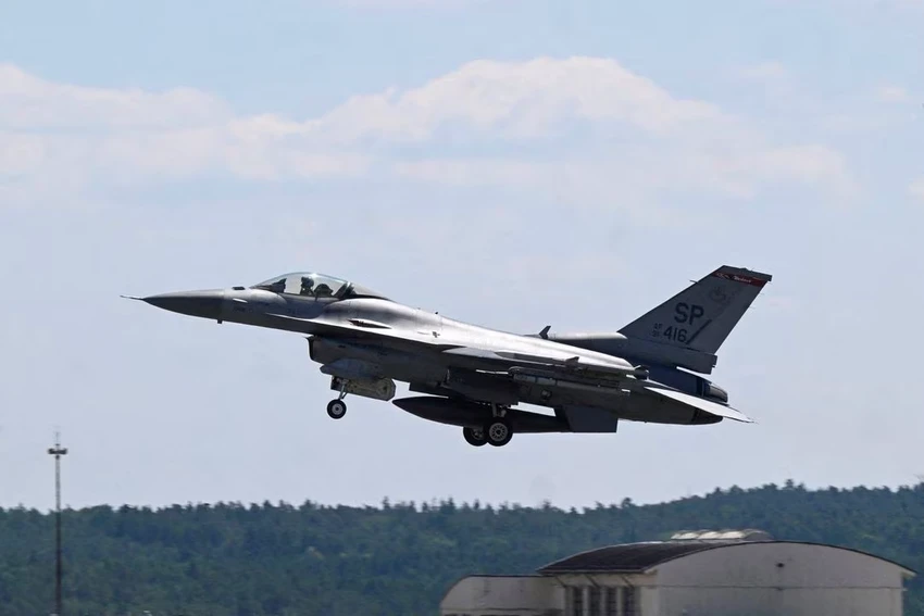 Một tiêm kích F-16 cất cánh trong cuộc tập trận Air Defender 23 tại căn cứ không quân Mỹ ở Đức ngày 14-6. Ảnh: REUTERS
