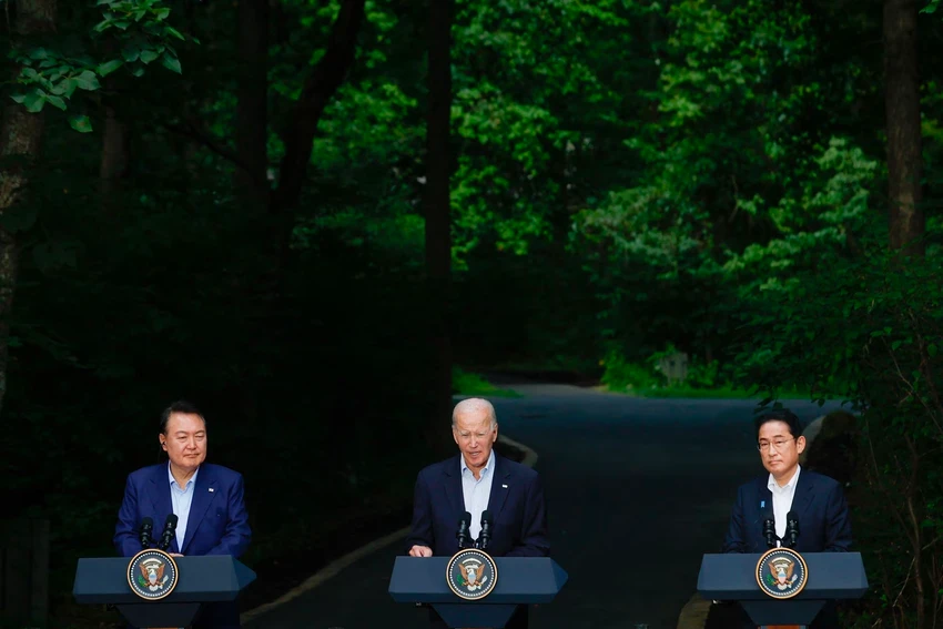 (Từ trái sang) Tổng thống Hàn Quốc Yoon Suk Yeol, Tổng thống Mỹ Joe Biden và Thủ tướng Nhật Bản Fumio Kishida tham dự cuộc họp báo chung sau hội nghị thượng đỉnh ba bên tại Trại David ngày 18-8. Ảnh: REUTERS (Từ trái sang) Tổng thống Hàn Quốc Yoon Suk Yeol, Tổng thống Mỹ Joe Biden và Thủ tướng Nhật Bản Fumio Kishida tham dự cuộc họp báo chung sau hội nghị thượng đỉnh ba bên tại Trại David ngày 18-8. Ảnh: REUTERS