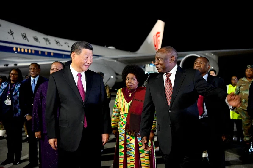 Chủ tịch Trung Quốc Tập Cận Bình (trái) gặp Tổng thống Nam Phi Cyril Ramaphosa tại sân bay quốc tế OR Tambo ở TP Johannesburg, Nam Phi ngày 22-8. Ảnh: REUTERS Chủ tịch Trung Quốc Tập Cận Bình (trái) gặp Tổng thống Nam Phi Cyril Ramaphosa tại sân bay quốc tế OR Tambo ở TP Johannesburg, Nam Phi ngày 22-8. Ảnh: REUTERS