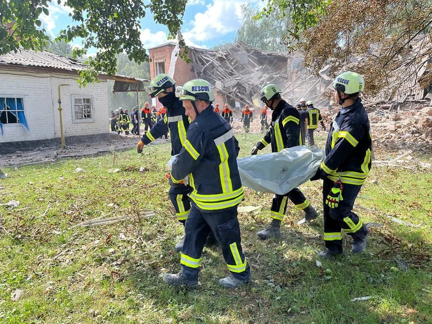 Lực lượng cứu hộ Ukraine làm việc tại hiện trường xảy ra cuộc tấn công bằng máy bay không người lái của Nga ở tỉnh Sumy (Ukraine) ngày 23-8. Ảnh: REUTERS Lực lượng cứu hộ Ukraine làm việc tại hiện trường xảy ra cuộc tấn công bằng máy bay không người lái của Nga ở tỉnh Sumy (Ukraine) ngày 23-8. Ảnh: REUTERS