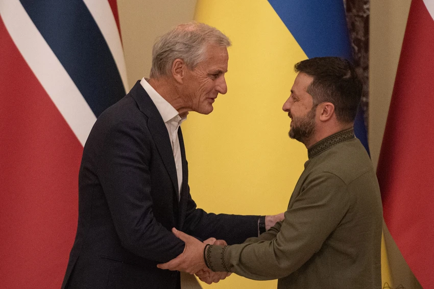 Thủ tướng Na Uy Jonas Gahr Støre (phải) và Tổng thống Ukraine - ông Volodymyr Zelensky họp báo chung tại thủ đô Kiev ngày 24-8. Ảnh: GETTY IMAGES Thủ tướng Na Uy Jonas Gahr Støre (phải) và Tổng thống Ukraine - ông Volodymyr Zelensky họp báo chung tại thủ đô Kiev ngày 24-8. Ảnh: GETTY IMAGES