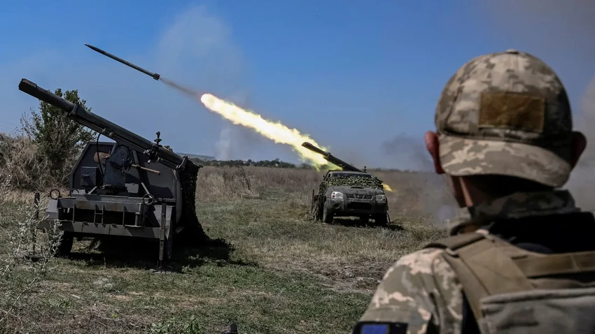 Binh sĩ Ukraine khai hoả về phía quân Nga ở tiền tuyến Zaporizhia. Ảnh: REUTERS