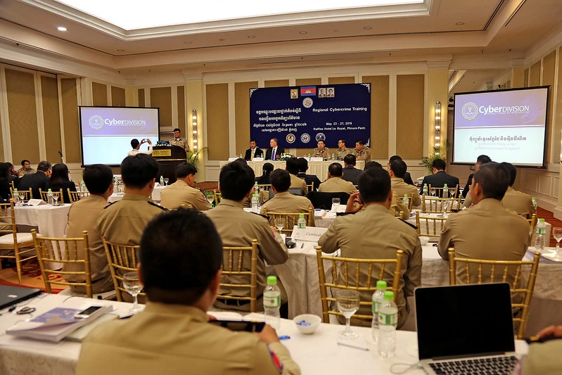 Buổi đào tạo các kiến thức liên quan vấn đề tội phạm mạng khu vực diễn ra tại Phnom Penh năm 2016. Ảnh: ĐẠI SỨ QUÁN MỸ TẠI CAMPUCHIA Buổi đào tạo các kiến thức liên quan vấn đề tội phạm mạng khu vực diễn ra tại Phnom Penh năm 2016. Ảnh: ĐẠI SỨ QUÁN MỸ TẠI CAMPUCHIA