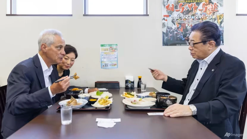 Đại sứ Mỹ tại Nhật - ông Rahm Emanuel (trái) thưởng thức cá tại nhà hàng địa phương ở Fukushima. Ảnh: AP Đại sứ Mỹ tại Nhật - ông Rahm Emanuel (trái) thưởng thức cá tại nhà hàng địa phương ở Fukushima. Ảnh: AP