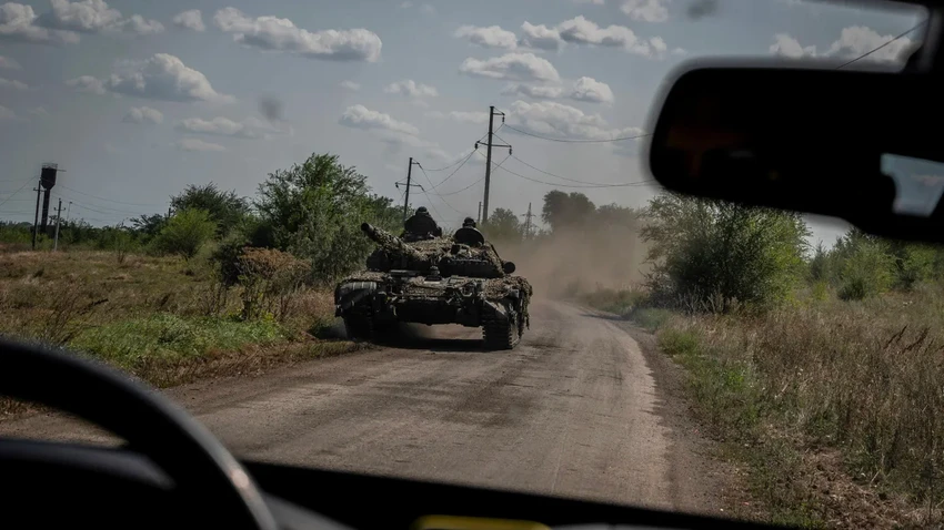 Lính Ukraine lái xe tăng tại làng Robotyne, nơi Kiev tuyên bố chiếm hôm 30-8 nhưng bị Nga bác bỏ. Ảnh: REUTERS