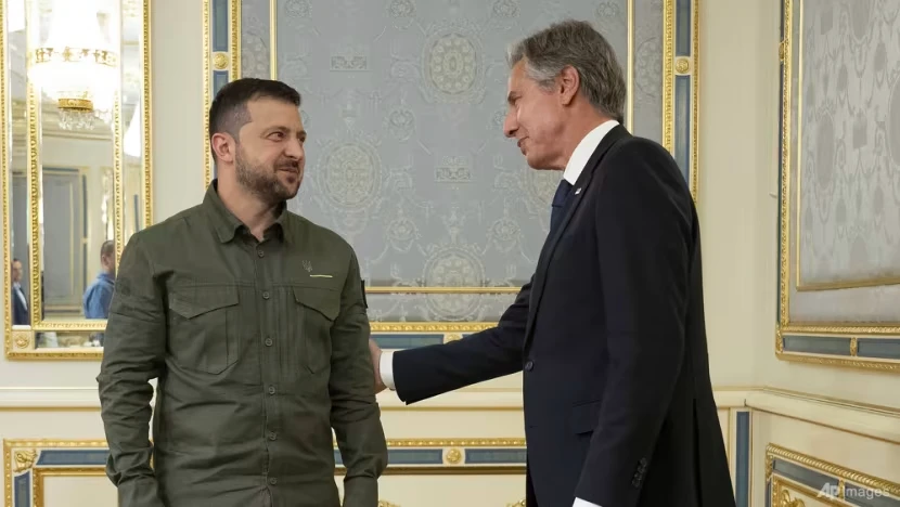 Tổng thống Ukraine - ông Volodymyr Zelensky (trái) đón Ngoại trưởng Mỹ Antony Blinken tại Kiev ngày 6-9. Ảnh: AP