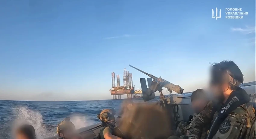 Ảnh chụp màn hình từ video do Cơ quan Tình báo Quốc phòng Ukraine công bố cho thấy lực lượng đặc nhiệm Ukraine mở chiến dịch giành quyền kiểm soát Giàn khoan Boiko ngoài khơi Crimea. Ảnh: CƠ QUAN TÌNH BÁO QUỐC PHÒNG UKRAINE Ảnh chụp màn hình từ video do Cơ quan Tình báo Quốc phòng Ukraine công bố cho thấy lực lượng đặc nhiệm Ukraine mở chiến dịch giành quyền kiểm soát Giàn khoan Boiko ngoài khơi Crimea. Ảnh: CƠ QUAN TÌNH BÁO QUỐC PHÒNG UKRAINE