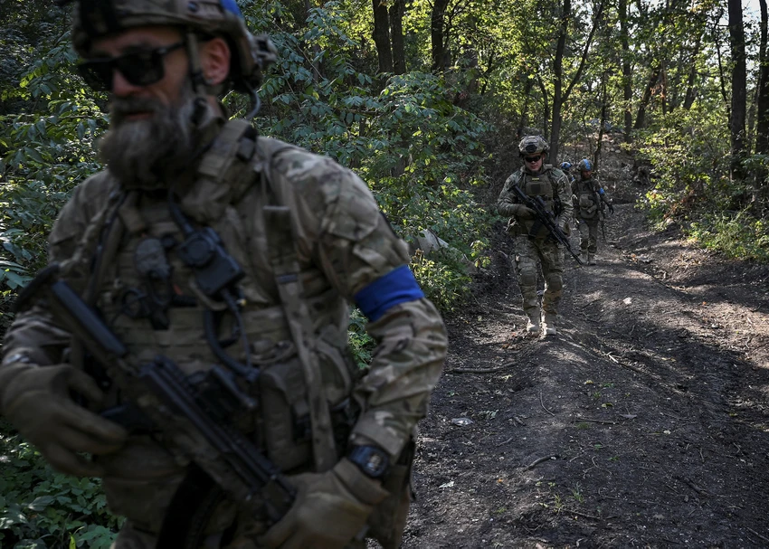 Binh sĩ Ukraine đang trinh sát tại Bakhmut. Ảnh: REUTERS Binh sĩ Ukraine đang trinh sát tại Bakhmut. Ảnh: REUTERS