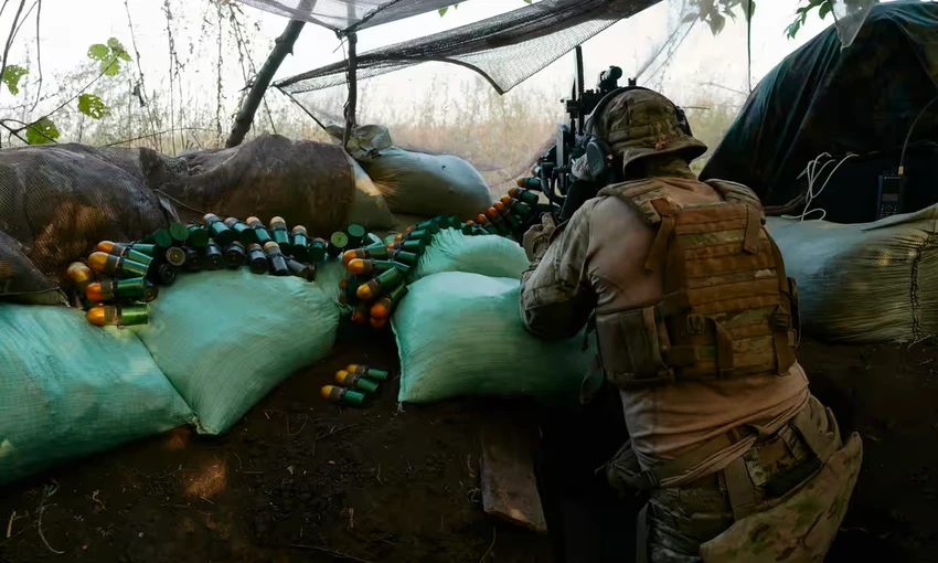 Binh sĩ Ukraine bắn lựu đạn về phía lực lượng Nga từ chiến hào ở Donestk. Ảnh: GETTY IMAGES
