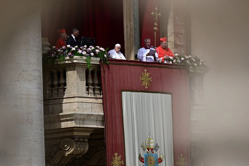 Giáo hoàng Francis chào đón tín đồ trước khi ban phép lành lễ Phục Sinh tại Vatican ngày 20-4. Ảnh: CNS