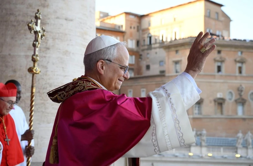 Giáo hoàng Leo XIV chào tín độ tại ban công Vương cung thánh đường Thánh Peter. Ảnh: VATICAN MEDIA