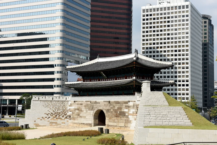 Cổng Sùng Lê Môn (Sungyemun Gate) ở thủ đô Seoul là bảo vật quốc gia của Hàn Quốc. Ảnh: KOREA HERITAGE SERVICE