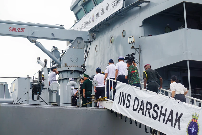 Đoàn Việt Nam lên tham quan tàu khảo sát INS DARSHAK. Ảnh: DƯƠNG KHANG