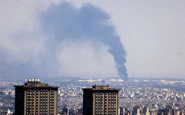 Khói bốc cao từ một nhà máy lọc dầu sau cuộc không kích của Israel vào thủ đô Tehran ngày 17-6. Ảnh: Atta Kenare/AFP