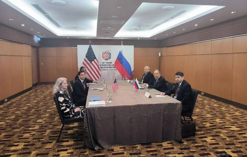 Ngoại trưởng Nga Sergey Lavrov (phải) gặp Ngoại trưởng Mỹ Marco Rubio tại Malaysia ngày 10-7. Ảnh: TASS
