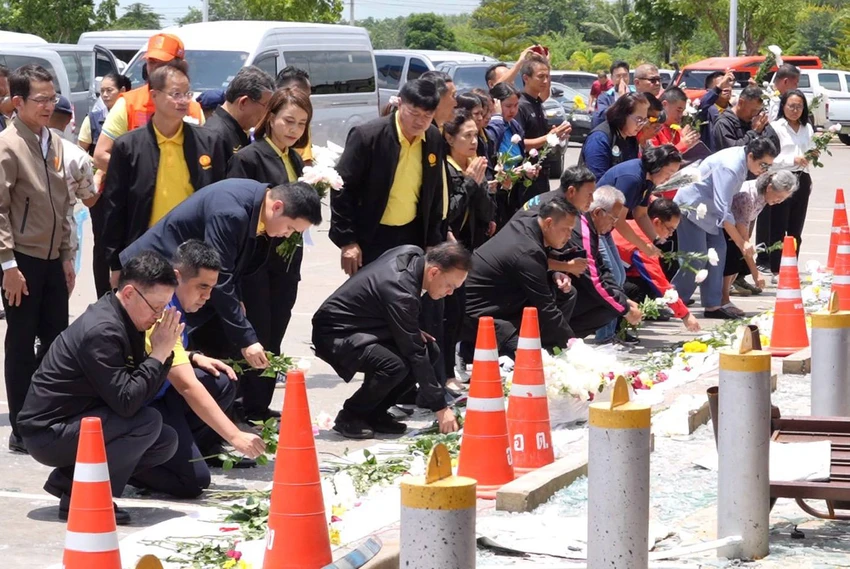 Phó Thủ tướng Thái Lan Prasert Jantararuangtong (trái) chắp tay tưởng niệm các nạn nhân thiệt mạng trong vụ đụng độ biên giới tại tỉnh Si Sa Ket. Ảnh: Văn phòng truyền thông tỉnh Si Sa Ket