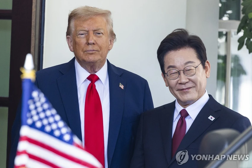 Tổng thống Mỹ Donald Trump (phải) và Tổng thống Hàn Quốc Lee Jae-myung chụp lưu niệm khi ông Lee tới Nhà Trắng ngày 25-8. Ảnh: YONHAP