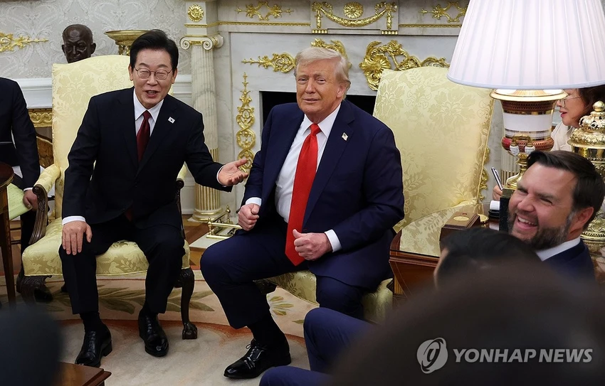 Tổng thống Mỹ Donald Trump và Tổng thống Hàn Quốc Lee Jae-myung (trái) tại Nhà Trắng ngày 25-8. Ảnh: YONHAP