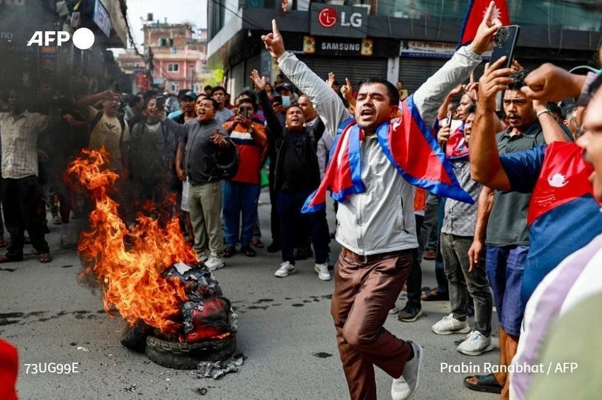 Đám đông biểu tình ở Nepal. Ảnh: AFP