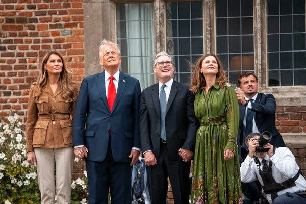 (Từ trái sang) Đệ nhất phu nhân Mỹ Melania Trump, Tổng thống Mỹ Donald Trump, Thủ tướng Anh Keir Starmer và phu nhân Victoria Starmer đã cùng theo dõi màn trình diễn nhảy dù từ khuôn viên dinh thự. Ảnh: THE NEW YORK TIMES
