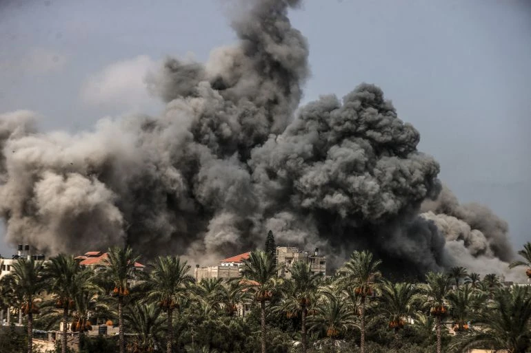 Khói bốc lên sau một cuộc không kích của Israel vào TP Rafah (Dải Gaza) ngày 13-8. Ảnh: Ali Jadallah/Anadolu