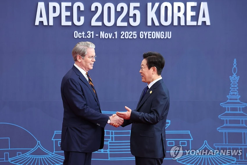Tổng thống Hàn Quốc Lee Jae-myung (phải) bắt tay Bộ trưởng Tài chính Mỹ Scott Bessent tại Hội nghị Cấp cao APEC ngày 31-10. Ảnh: YONHAP